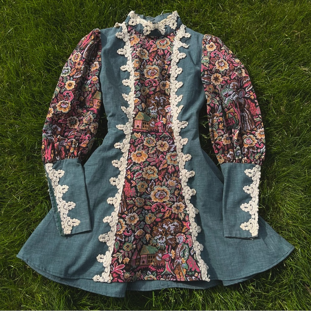RARE vintage 1970’s Gunne Sax White Hearts Label tapestry print mini dress
